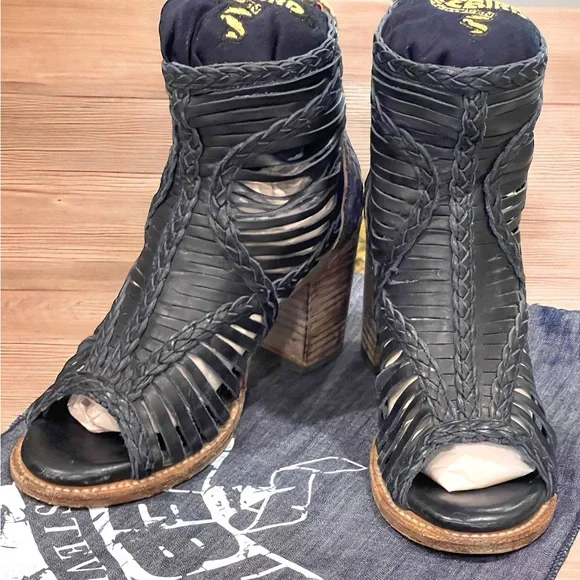 Like New!! FREEBIRD
Bela Navy Multi Leather Sandals - Picture 5 of 8